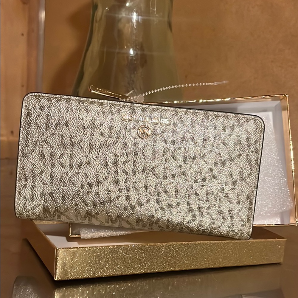 Lost in the 🔥
NWTIB Michael Kors Jet Set Long Wallet - Picture 1 of 5